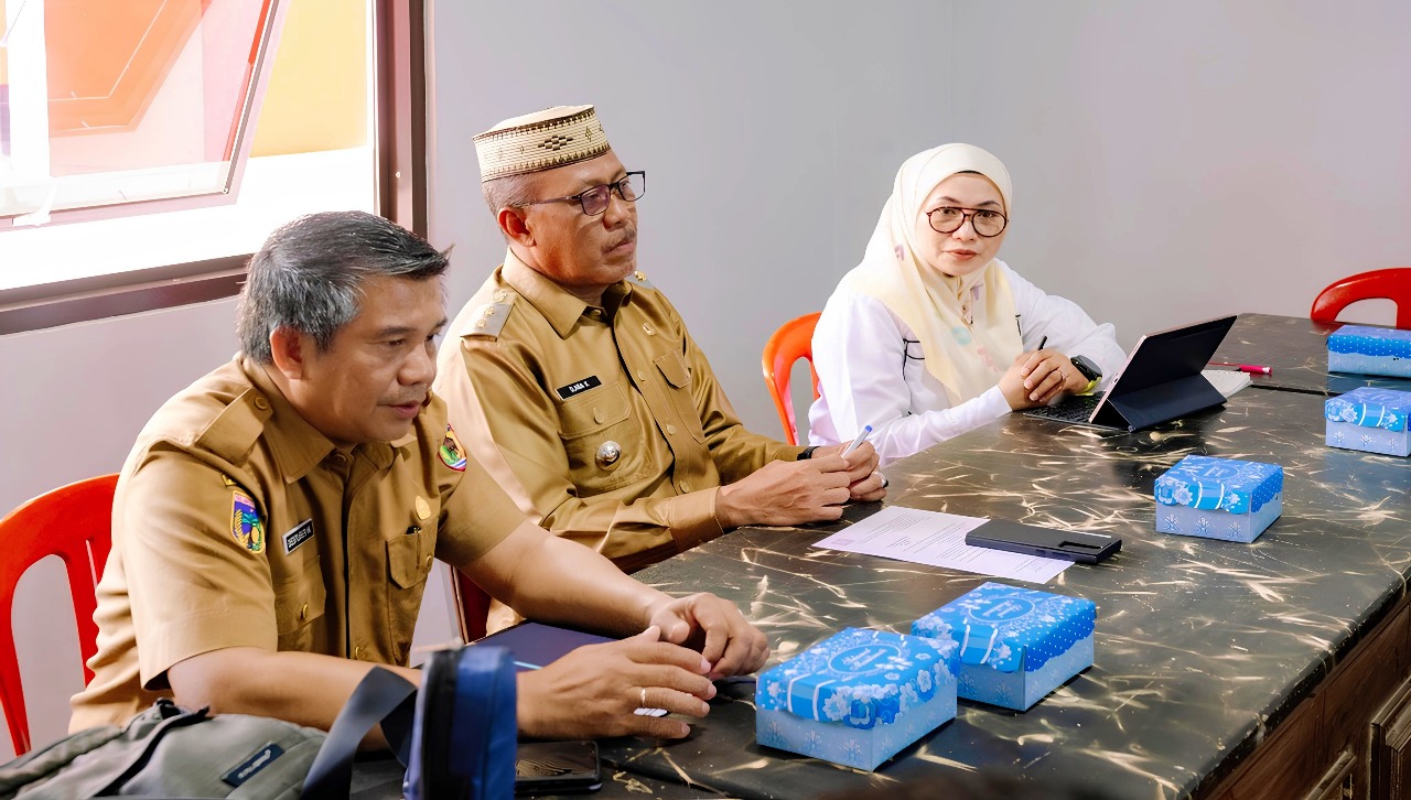 KONSTRUKSI : Wabup Morut, H. Djira Kendjo, didampingi Kadis PUPR Morut Destuber Mato