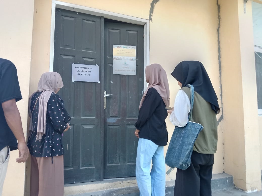 ANTRE SAMBIL BERDIRI: Situasi antrean calon pendaftar beasiswa Berani Cerdas di Kantor Dinas Pendidikan Provinsi Sulawesi Tengah Jalan Setia Budi pada Senin (13/10/2025). Para pendaftar antre berdiri.