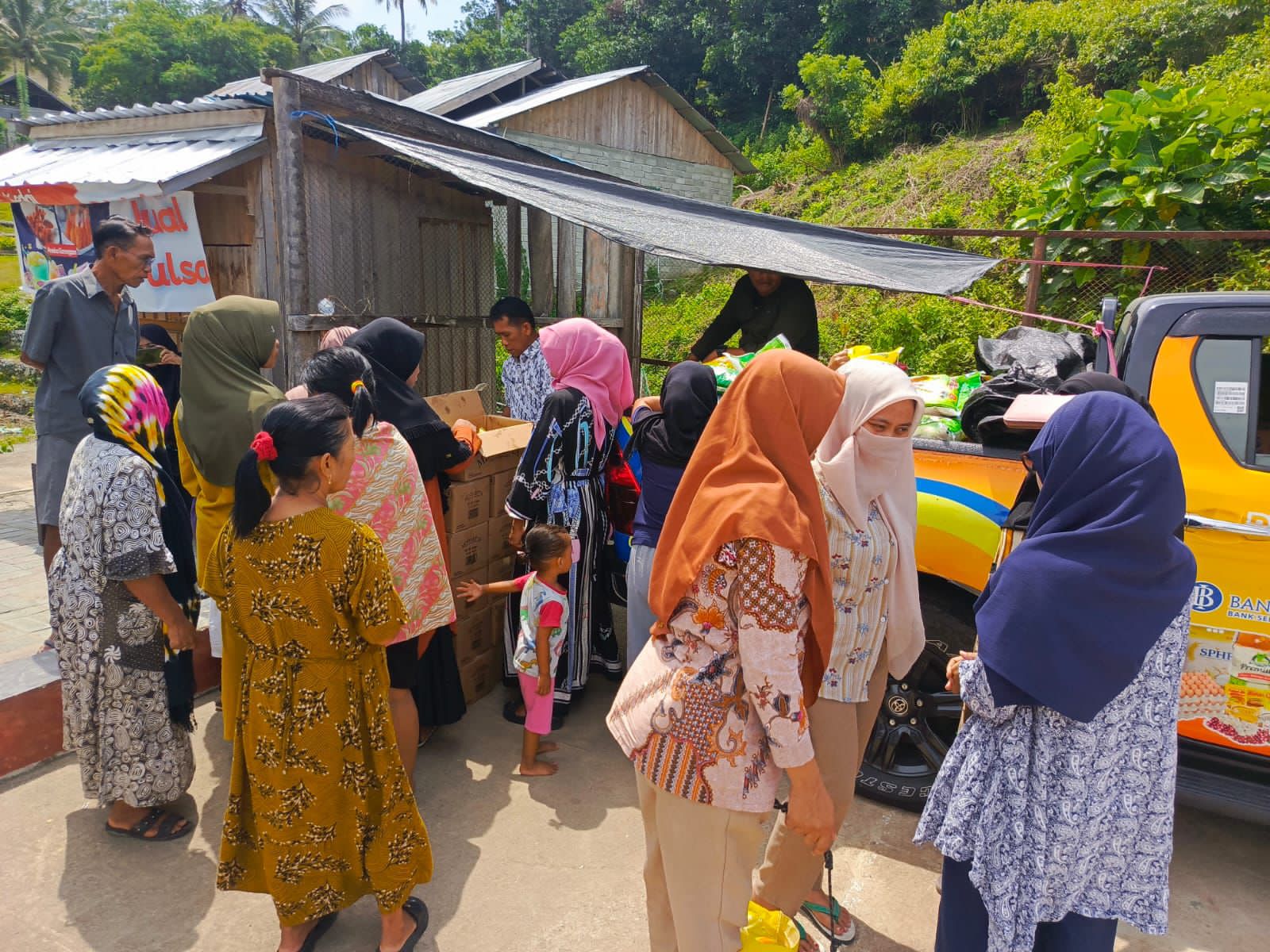 PROGRAM GADE NOLUMAKO : Mobil pasar berjalan yang parkir di salah satu Kelurahan di Kota Palu.