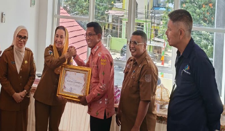HARUS JADI CONTOH : Acara penyerahan penghargaan kepada Kelurahan Tanamodindi atas prestasinya masuk di 17 besar nasional dalam ajang Kelurahan Cantik (Cinta Statistik), Senin (13/10/2025).