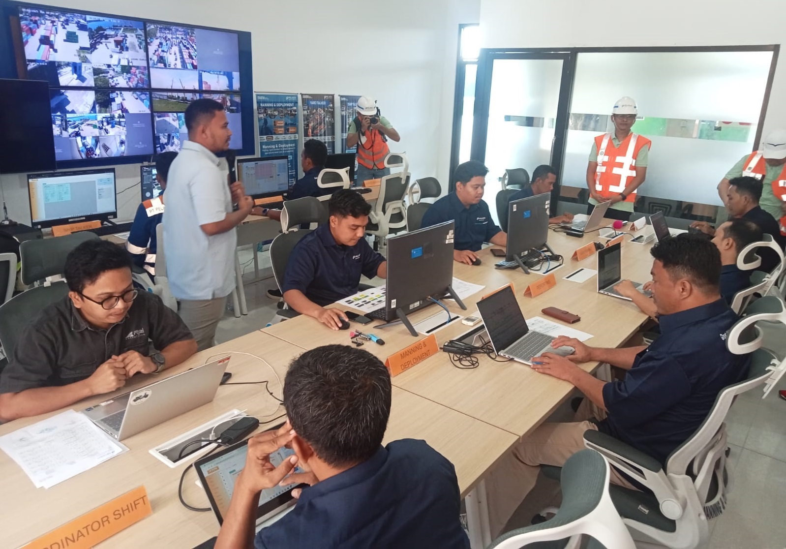 Suasana di Control Room Pelabuhan Pantoloan yang dikelola oleh Pelindo dengan menggunakan sistem digital yang lebih maju. FOTO: AGUNG SUMANDJAYA
