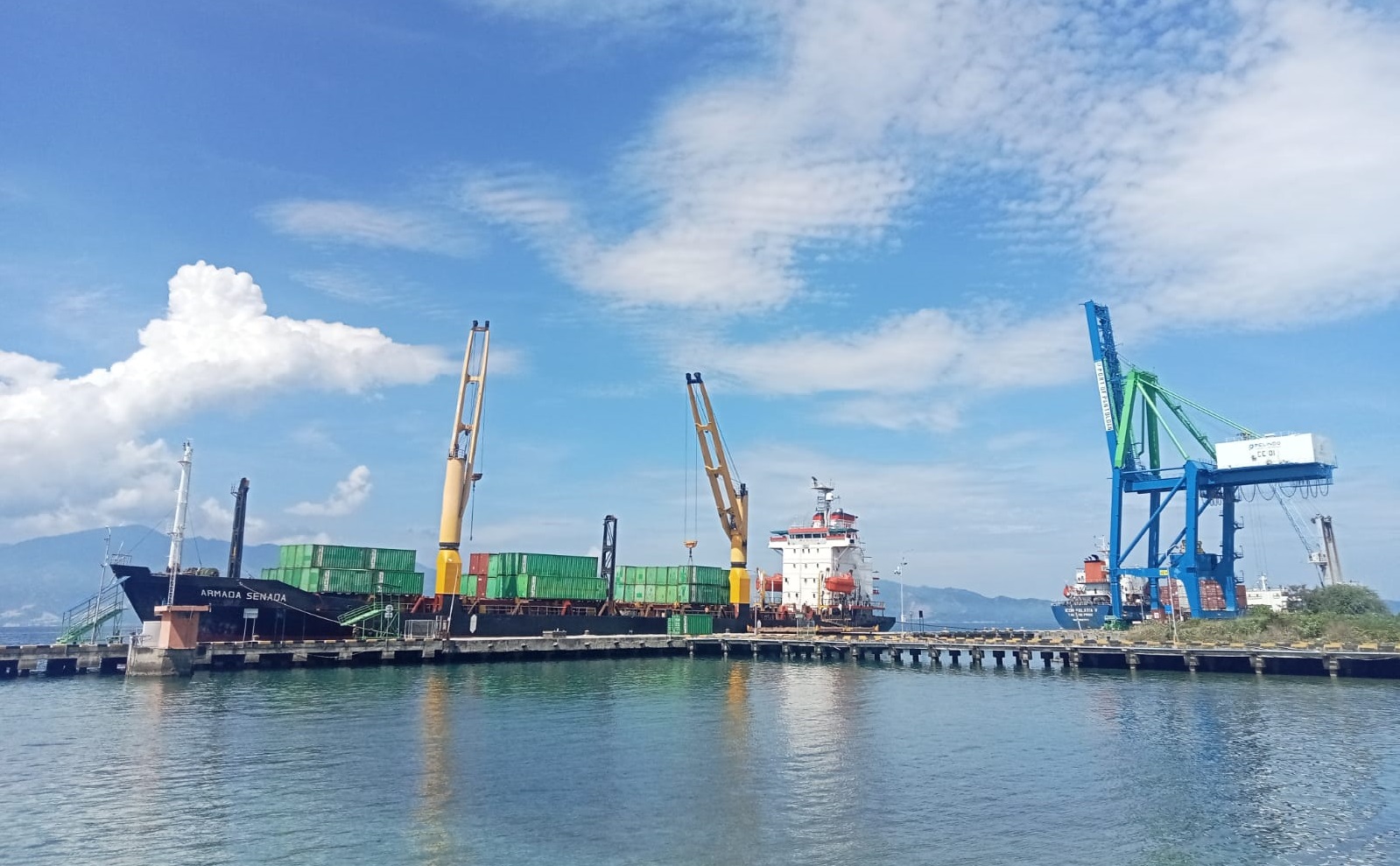 Salah satu kapal yang mengangkut peti kemas saat tenga sandar di Pelabuhan Pantoloan, yang dikelola Pelindo Regional 4. FOTO: AGUNG SUMANDJAYA