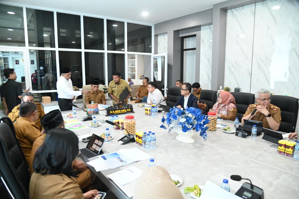 Gubernur Sulawesi Tengah Anwar Hafid saat menerima audiensi PT Befar Evergreen Industri di ruang kerjanya, membahas pembangunan lima PLTA di Kabupaten Sigi, Selasa (14/10).