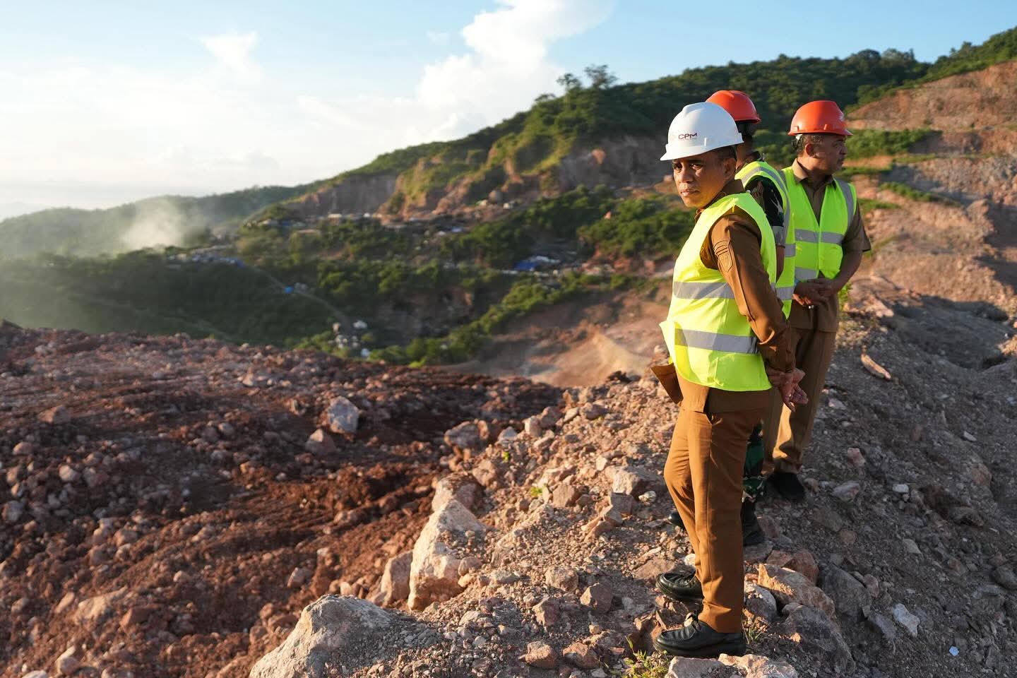 Gubernur Sulawesi Tengah Anwar Hafid saat meninjau tambang PT Citra Palu Mineral di Palu, menekankan pentingnya keseimbangan ekonomi dan lingkungan.