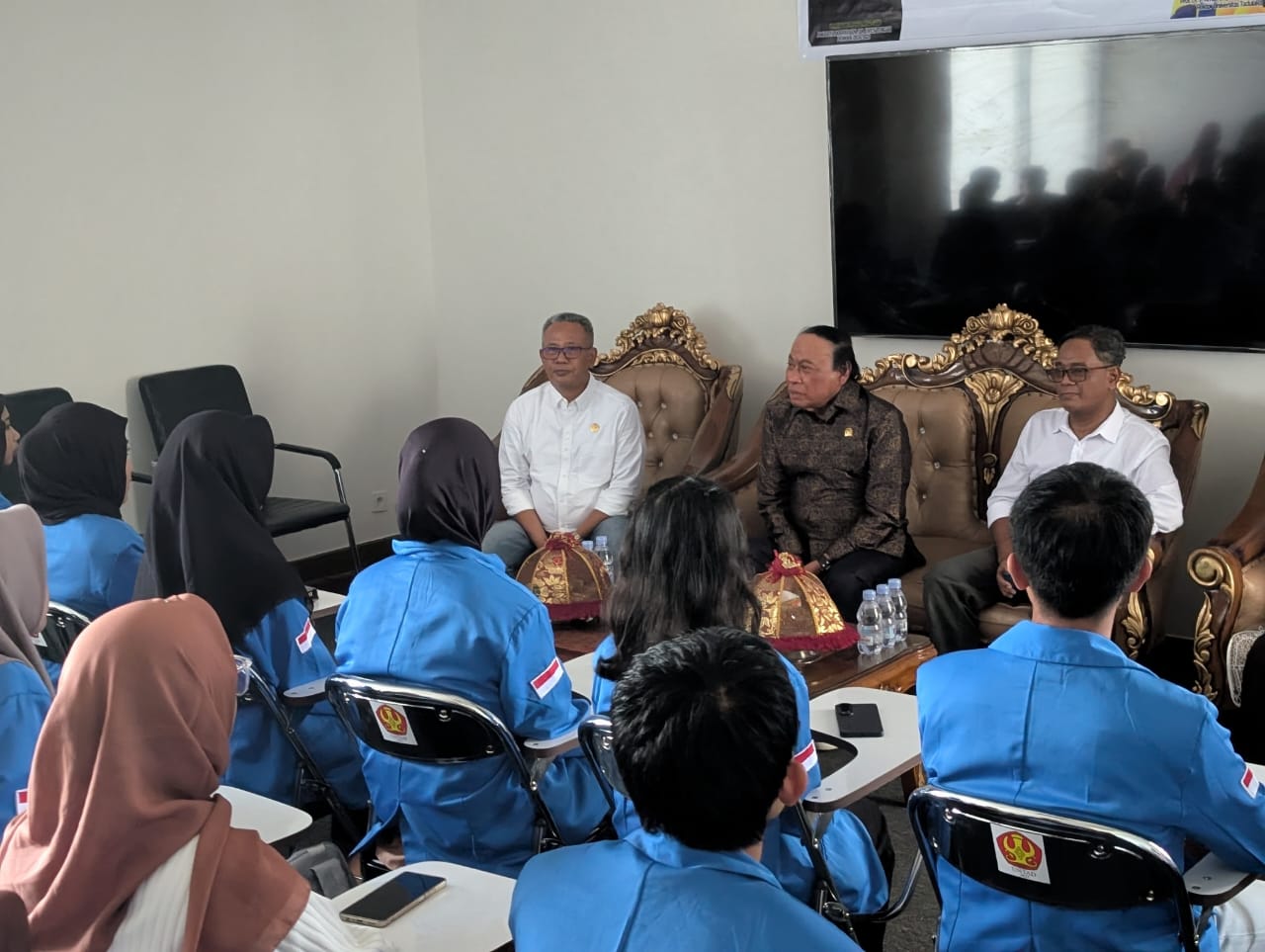 DIALOG : Anggota DPR RI H. Muhisin Said, saat berdialog dengan mahasiswa Untad Palu, Senin (13/10/2025).(FOTO : ISTIMEWA/RADAR PALU).