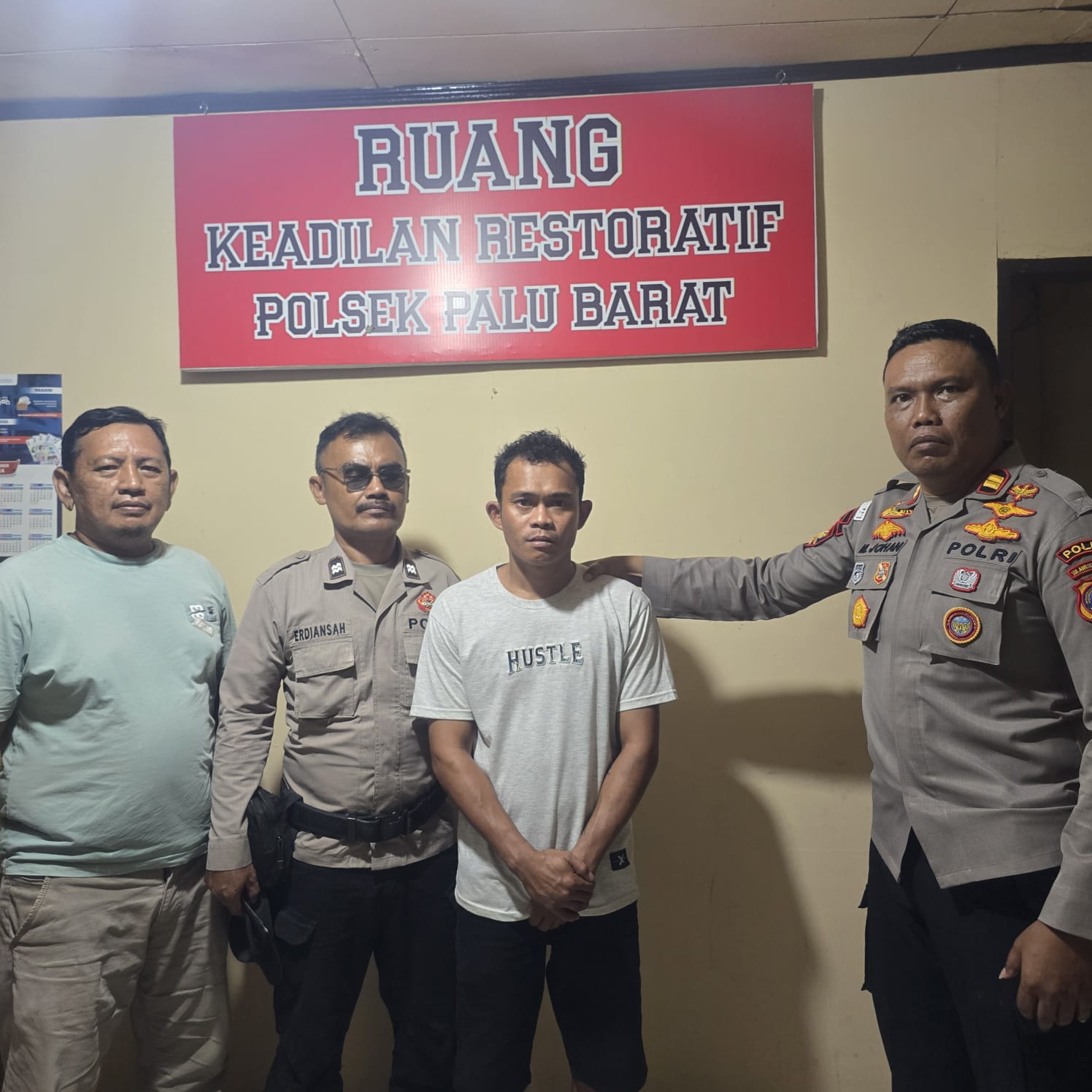 TAK BERKUTIK:Polsek Palu Barat mengamankan seorang juru parkir yang melakukan aksi tidak terpuji kepada pengunjung Pasar Bambaru.