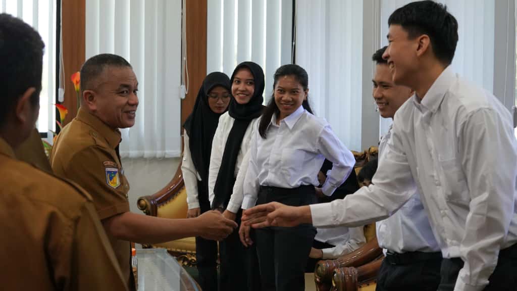 BERI SELAMAT: Wali Kota Palu, H. Hadianto Rasyid saat memberikan selamat kepada tujuh peserta Diklat Bahasa dan Budaya Jepang dari ISO Jepang, pada Selasa (14/10/2025) di ruang kerjanya.