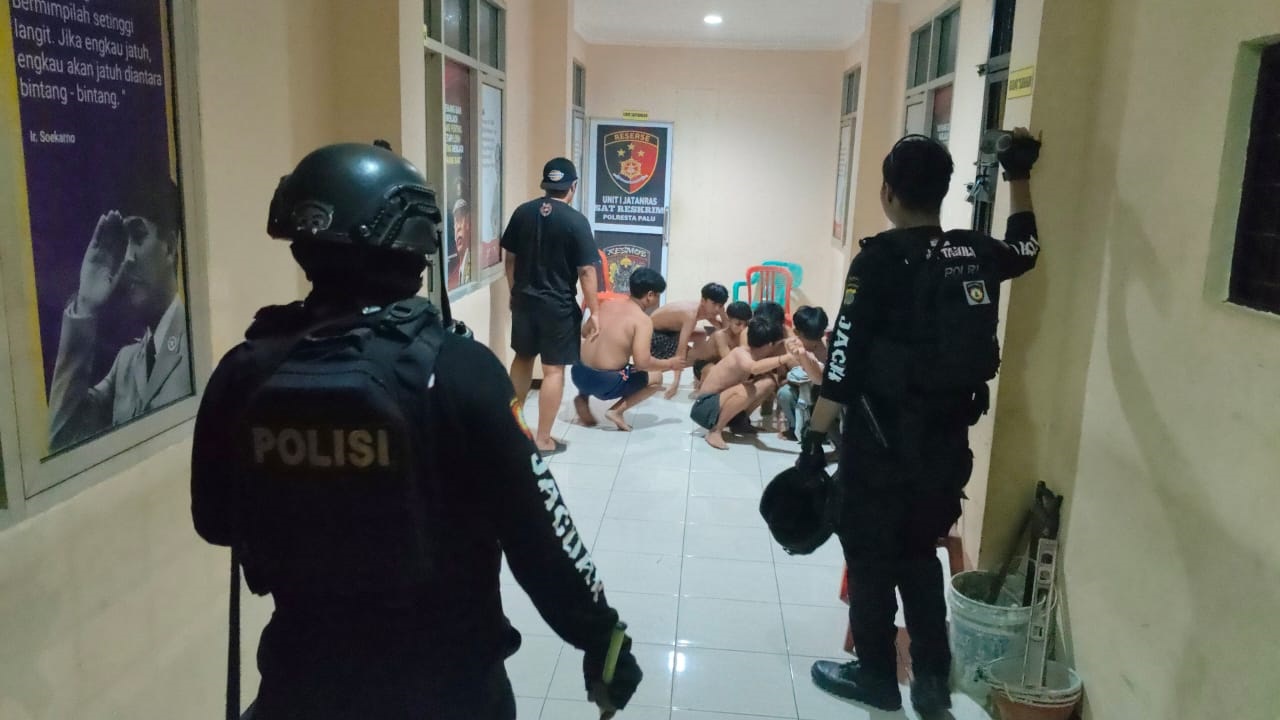 GENG MOTOR : Tim Jaguar Polresta Palu saat menggiring delapan remaja yang terlibat tawuran di Jalan Veteran ke ruang Tahanan.