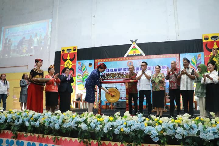 PERTEMUAN RAYA: Bupati Poso Verna Inkiriwang, membuka Pertemuan Raya dan HUT ke-70 Persekutuan Perempuan Sinode GKST tahun 2025.(FOTO: BUDIYANTO WIHARTO/RADAR PALU).