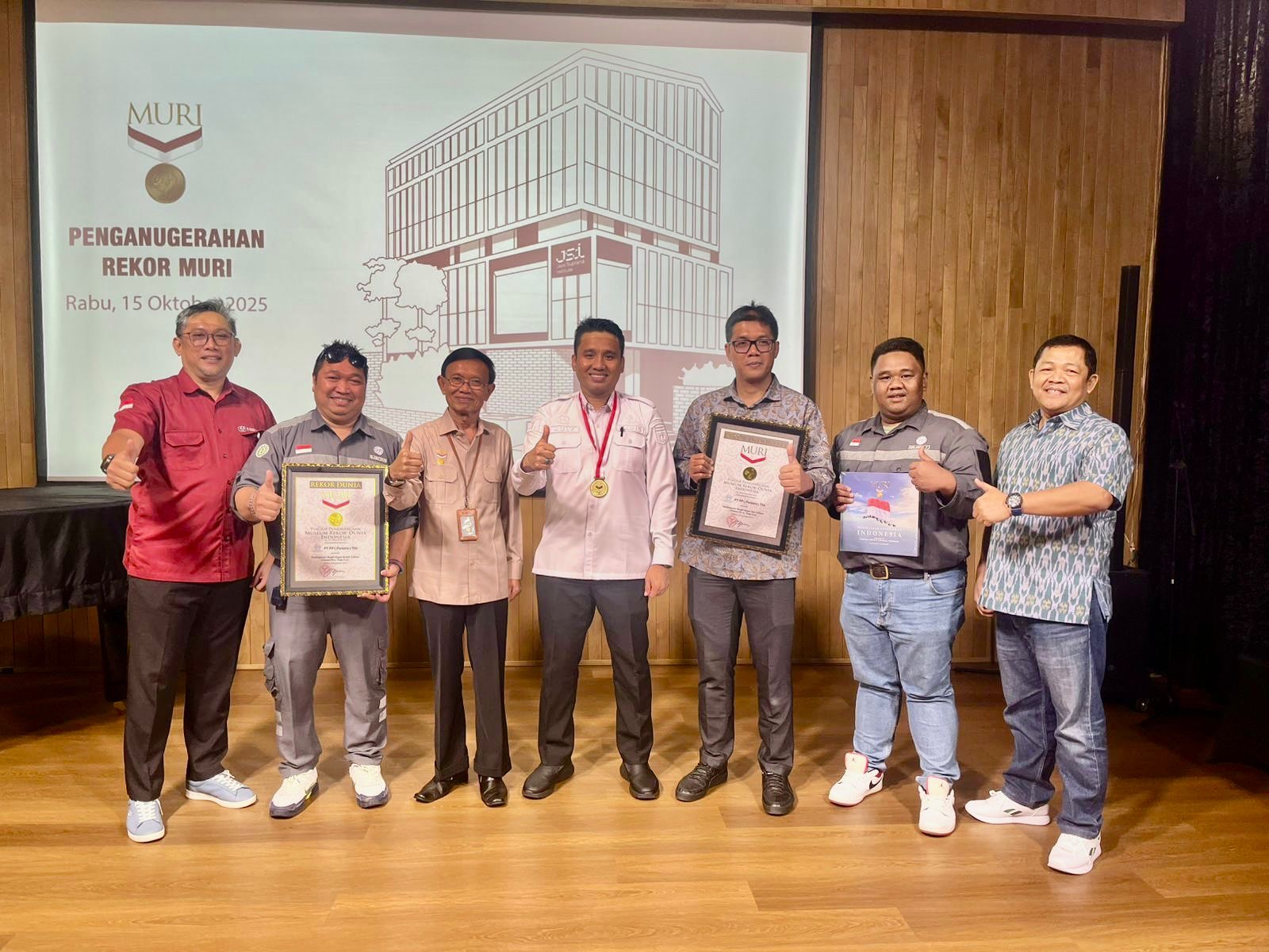 CATATAKAN MURI : Kadis Cikasda Sulteng (Tengah) saat menerima Museum Rekor Dunia Indonesia (MURI) di Jakarta belum lama ini.
