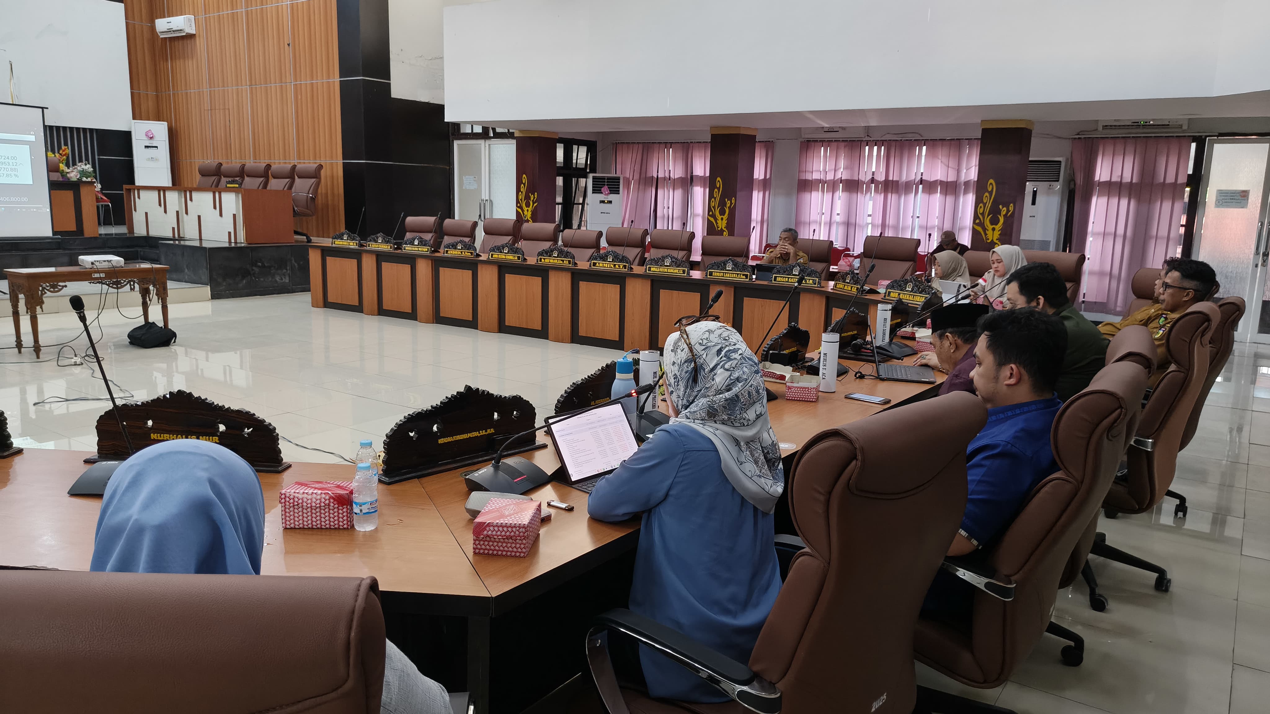 Pimpinan rapat Banggar DPRD Kota Palu, Rico Djanggola, memimpin pembahasan APBD Perubahan 2025 bersama perwakilan Pemkot Palu di ruang rapat DPRD.