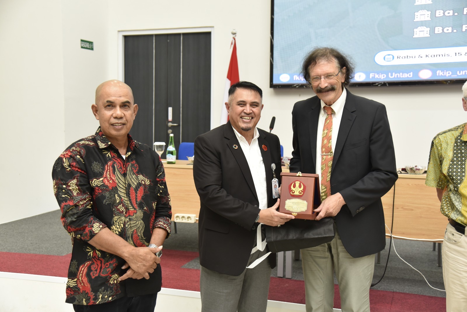 Rektor Prof. Dr. Ir. Amar, S.T., M.T,. IPU, ASEAN Eng (Tengah) saat menerima kunjungan visitasi dari tim Accreditation Agency for Degree Programs in Engineering, Informatics, Natural Sciences, and Mat