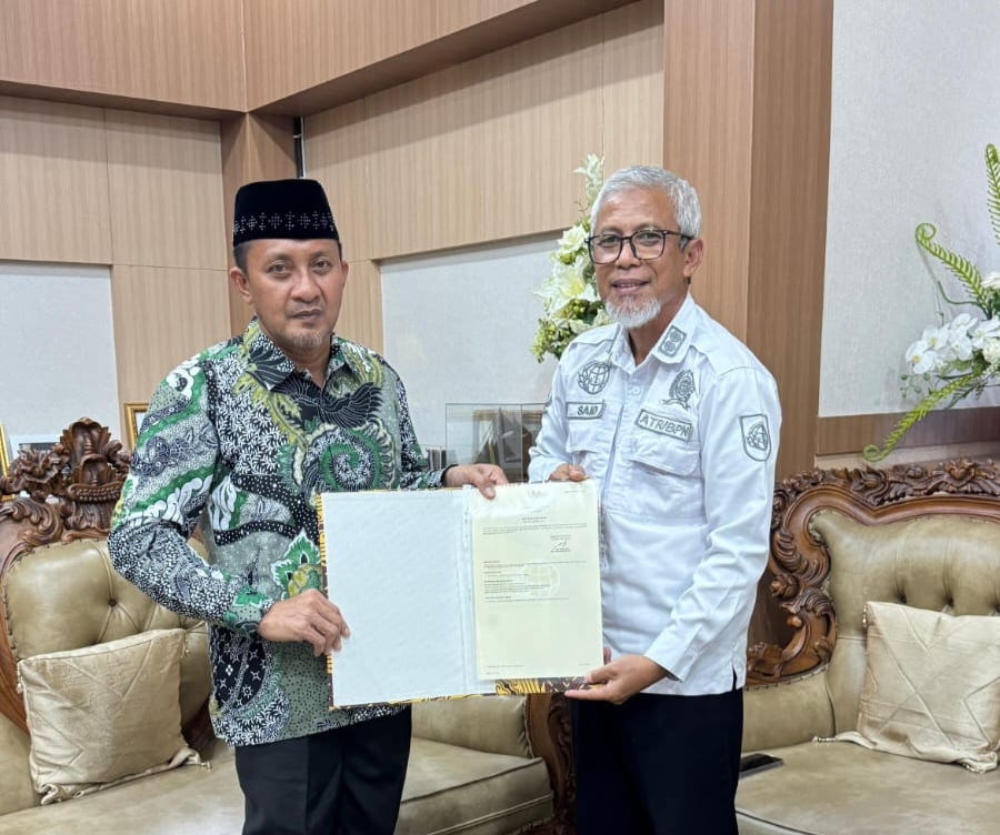 SERTIFIKAT : Bupati Touna, Ilham Lawidu, menerima secara simbolis sertifikat tanah 15 bidang aset Pemkab, Rabu (15/10/2025).(FOTO: HERIYANTO LIMAHU/RADAR PALU)