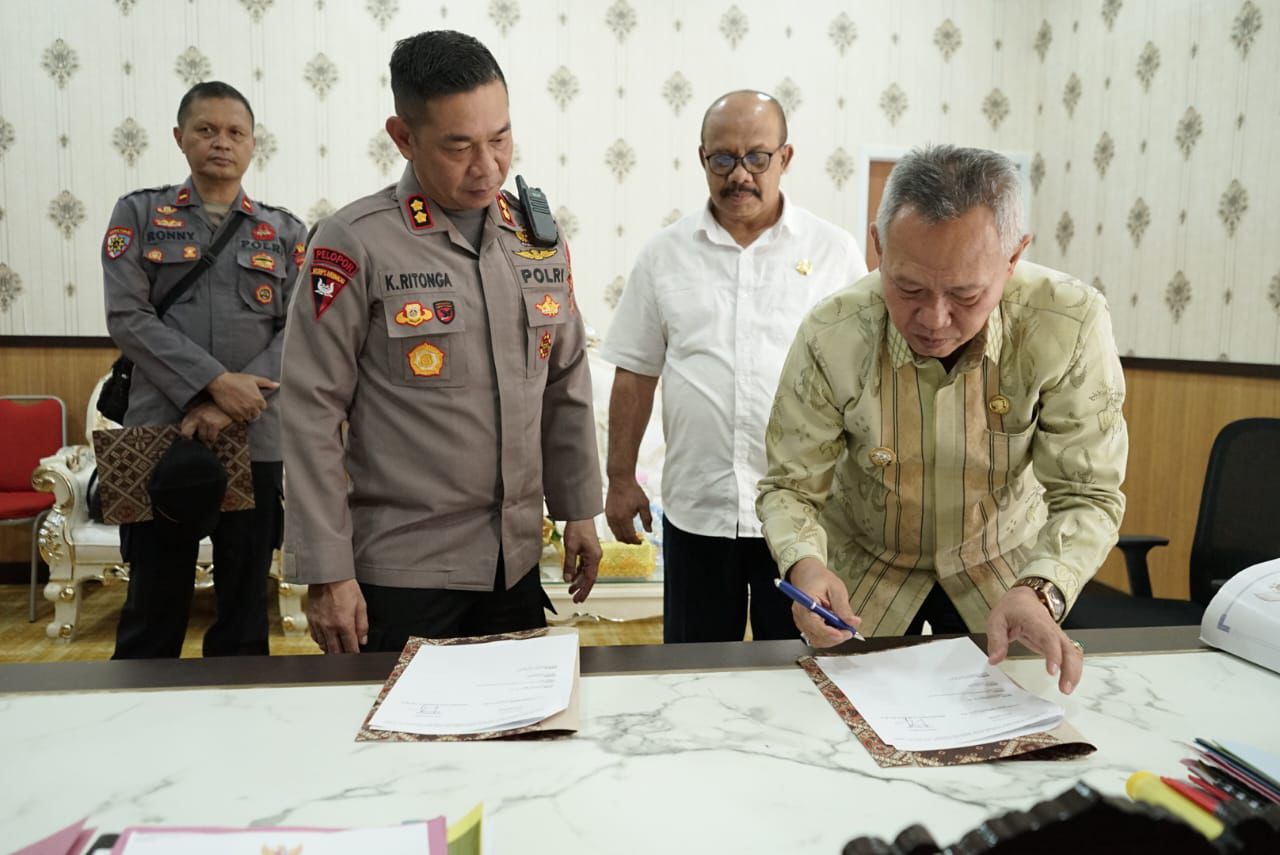 PENYERAHAN : Berita acara penyerahan gedung untuk mendukung MBG di Kabupaten Sigi, Jumat (17/10/2025).(FOTO:ANGEL SUMBARA/RADAR PALU).