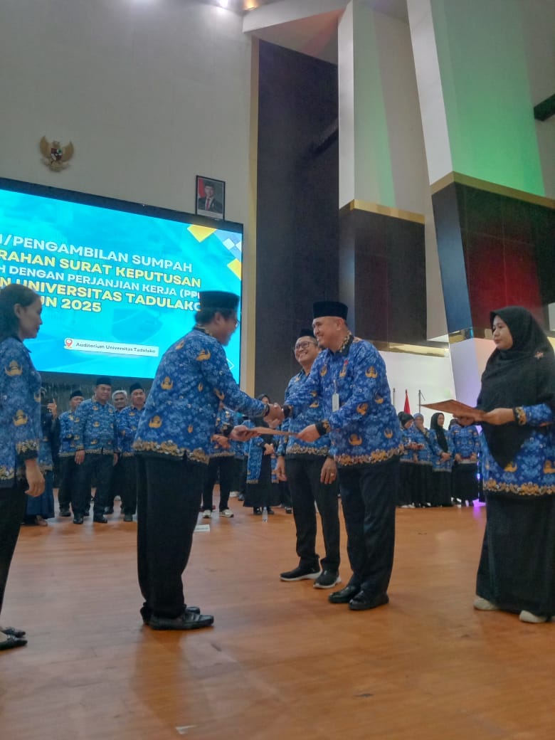 RESMI: Salah satu pegawai Untad yang resmi menyandang status sebagai ASN P3K, dalam pengambilan sumpah pada Jumat (17/10/2025) di Auditorium Universitas Tadulako.