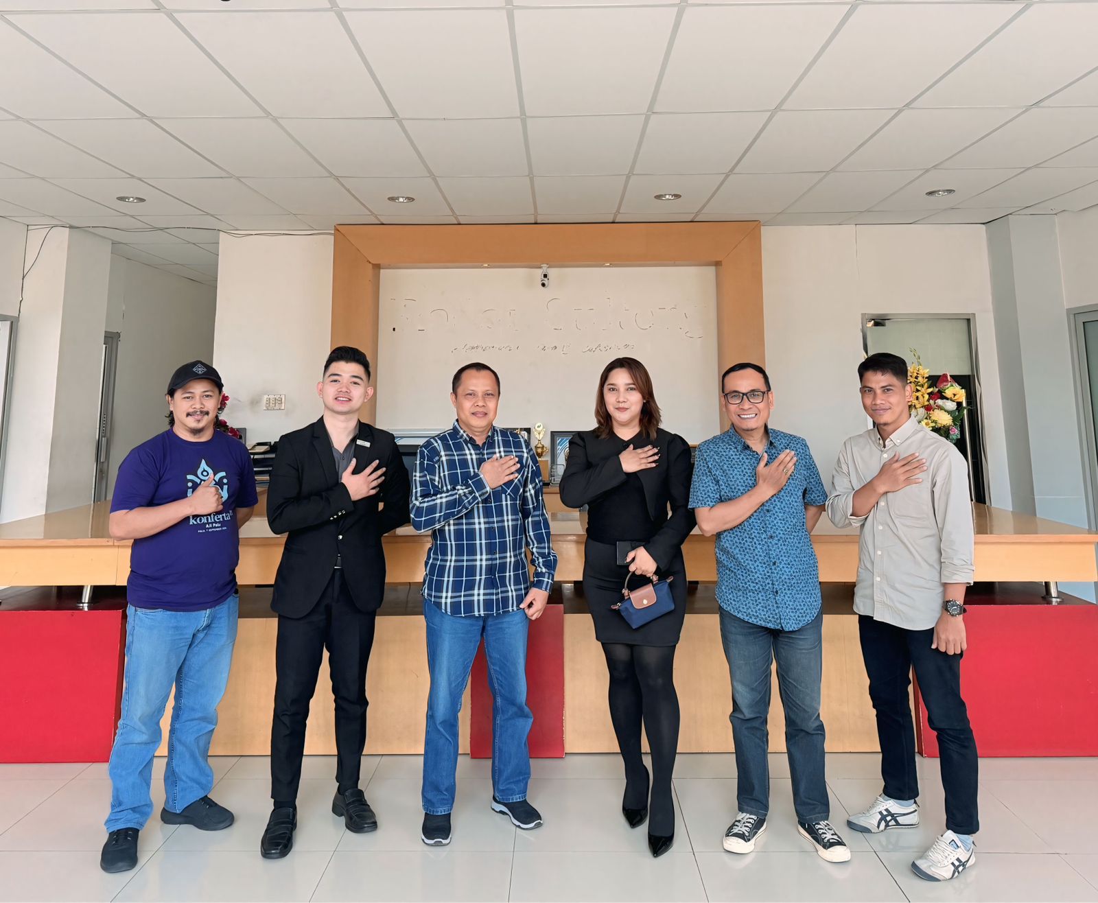 SILAHTURAHMI: Manajemen Estrela Hotel foto bersama dengan Direktur Radar Palu, Murthalib dan manajemen Radar Palu.
