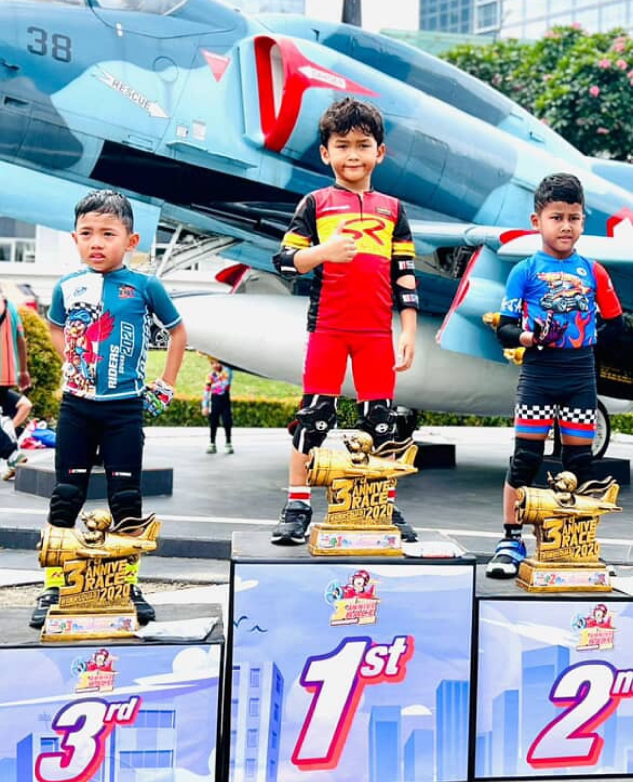 Adeaorta Rahman Assyahiid (Tengah) sukses meraih Juara 1 kategori Best Boys 2020 dalam ajang 3rd Anniversary Rider Squad 2020 di Jakarta