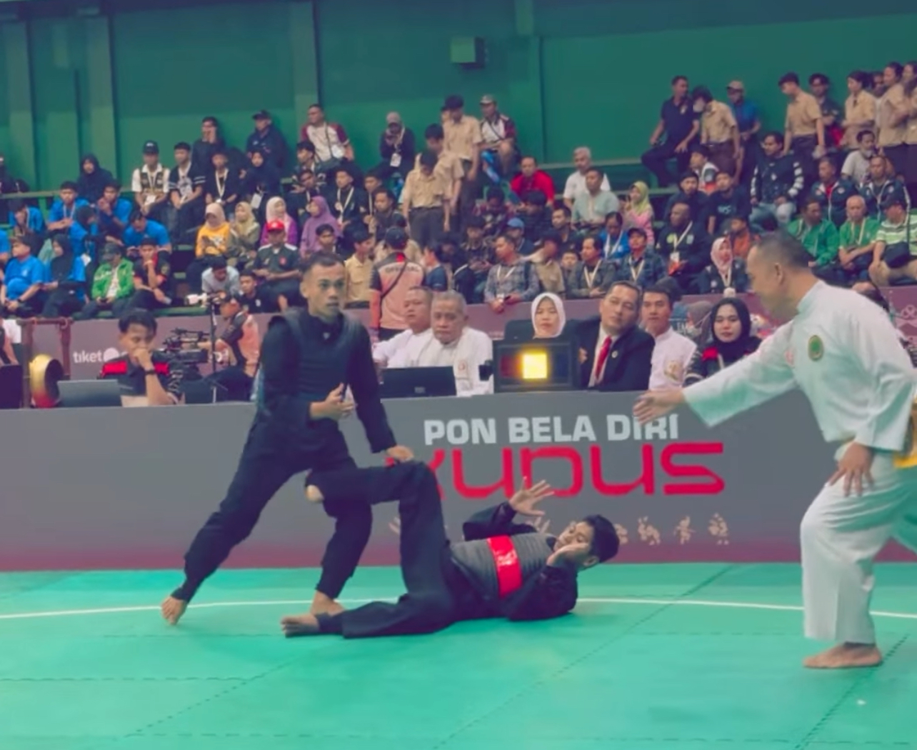 Dilaga perdana dari tiga atlet yang turun, dua di antaranya berhasil melaju ke babak selanjutnya di POB Bela Diri 2025 Kudus untuk cabor Pencak Silat