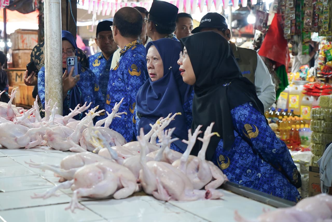 Wagub Sulteng Reny Lamadjido berbincang dengan pedagang saat sidak harga bahan pokok di Pasar Masomba, Palu.