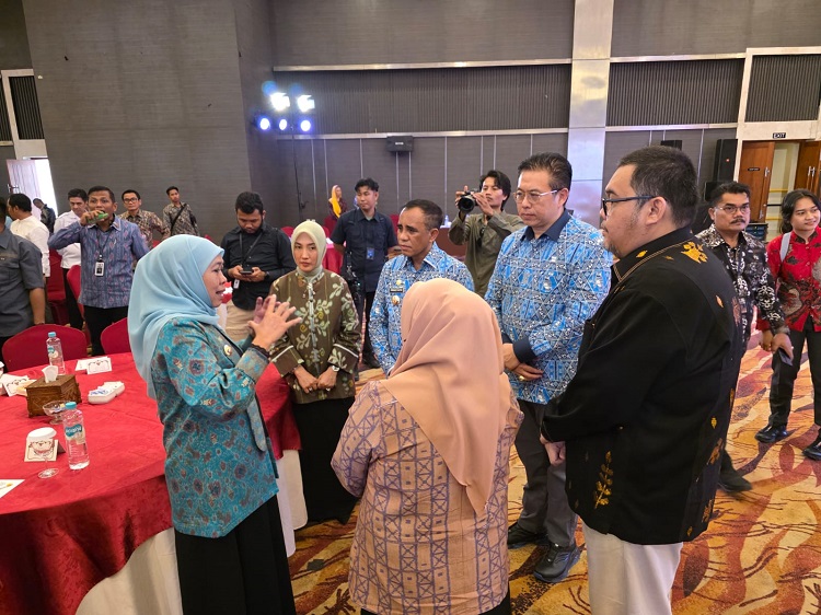 Ketua DPP Apindo Sulteng Wijaya Chandra berbincang bersama Gubernur Sulteng Anwar Hafid dan Gubernur Jawa Timur Khofifah Indar Parawansa di kegiatan Misi Dagang dan Investasi antara Jatim dan Sulteng.