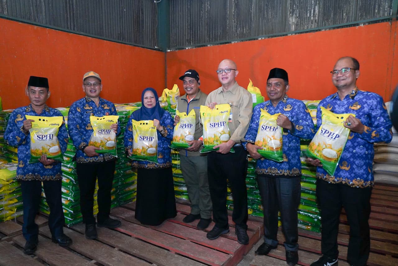 PASTIKAN STOK AMAN: Wakil Gubernur Sulawesi Tengah Reny A. Lamadjido (ketiga dari kiri) saat inspeksi mendadak (sidak) di Gudang Bulog, Jumat (17/10/2025).