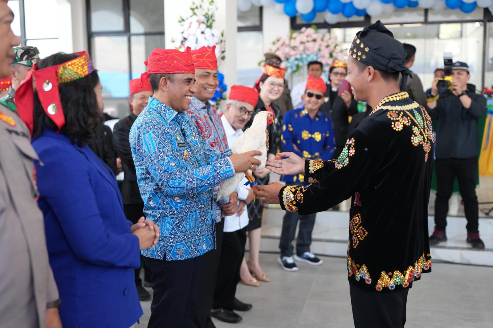 Ribuan jemaat GKST menyambut Gubernur Anwar Hafid dalam peresmian Gedung Sinode GKST baru di Tentena, simbol harmoni antarumat beragama di Sulteng.