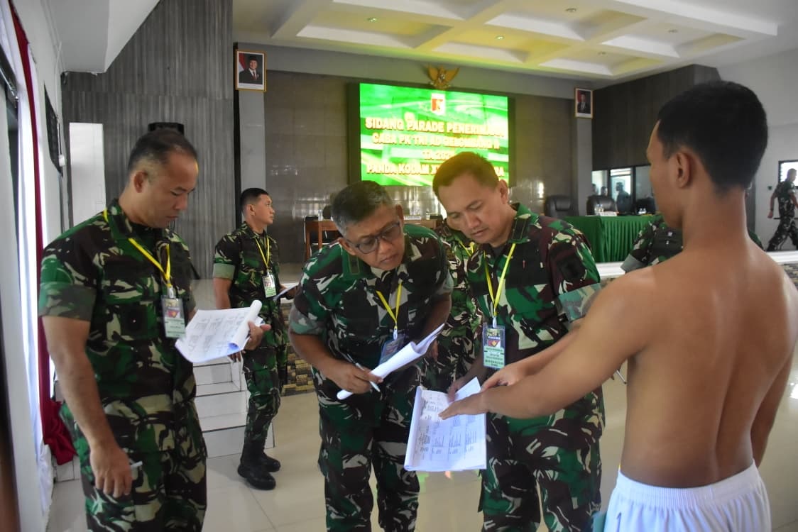 SELEKSI : Pangdam XXIII/Palaka Wira Brigjen TNI Agus Sasmita saat ikut melakukan pemeriksaan calon bintara TNI AD.