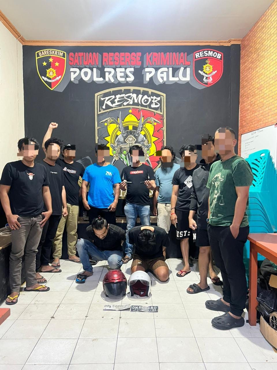 BERHASIL DITANGKAP : Tim Resmob Satreskrim Polresta Palu saat mengamankan dua pelaku Curanmor yang beraksi di 11 TKP.
