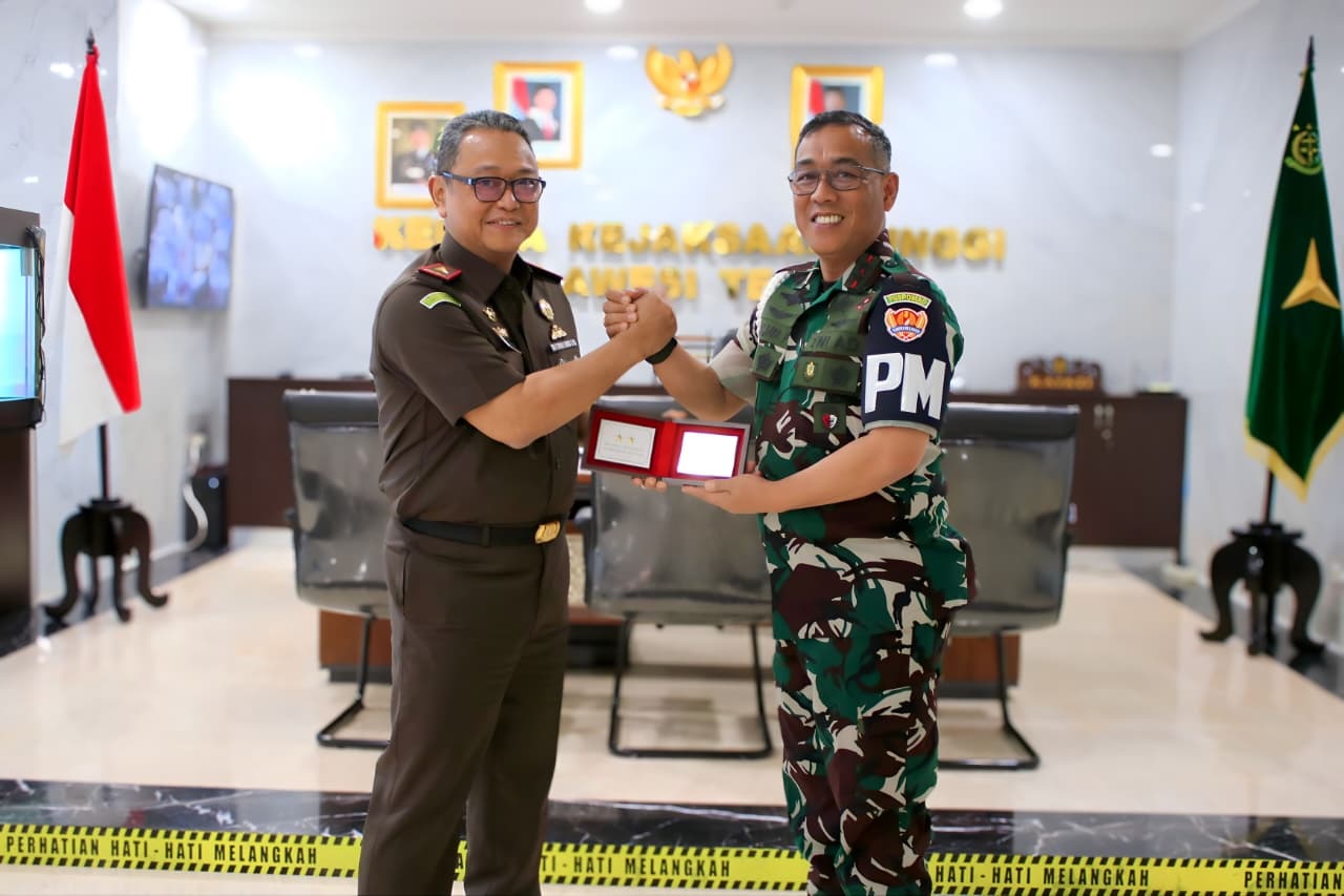 JALIN SILATURAHMI : Kajati Sulteng Nuzul Rahmat (kiri) bersama Danpuspomad Mayjen TNI Eka Wijaya Permana (kanan).
