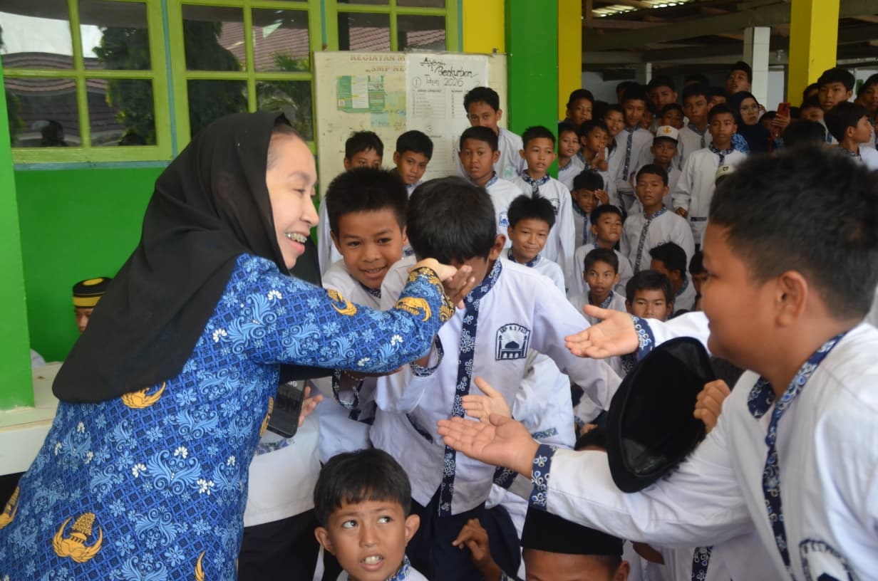 KUNJUNGI SEKOLAH : Wakil Wali Kota Palu, Imelda Liliana Muhidin, saat berkunjung ke sejumlah sekolah di Kota Palu, Jumat (17/10/2025).