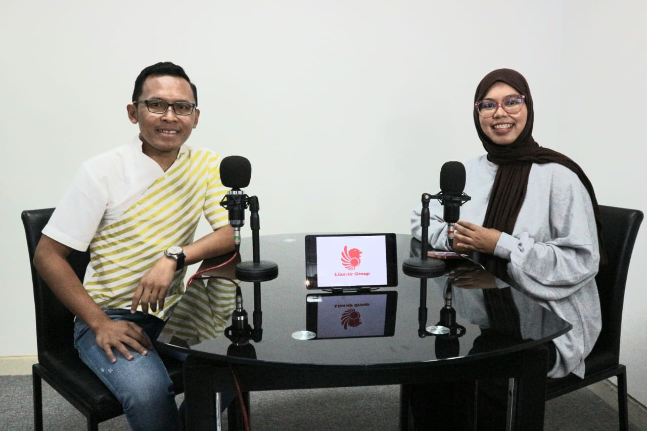 DORONG POTENSI DAERAH: Corporate Communication Lion Air Group, Danang Mandala Prihantoro (kiri) saat di Podcast Radar Palu, Senin (20/10/2025).