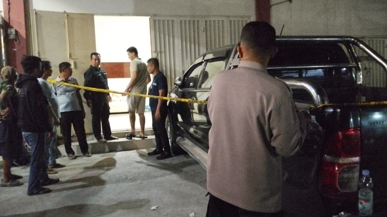 Petugas Polsek Palu Selatan bersama tim Inafis Polresta Palu saat melakukan olah TKP di rumah korban di Kelurahan Palupi, Kecamatan Tatanga.