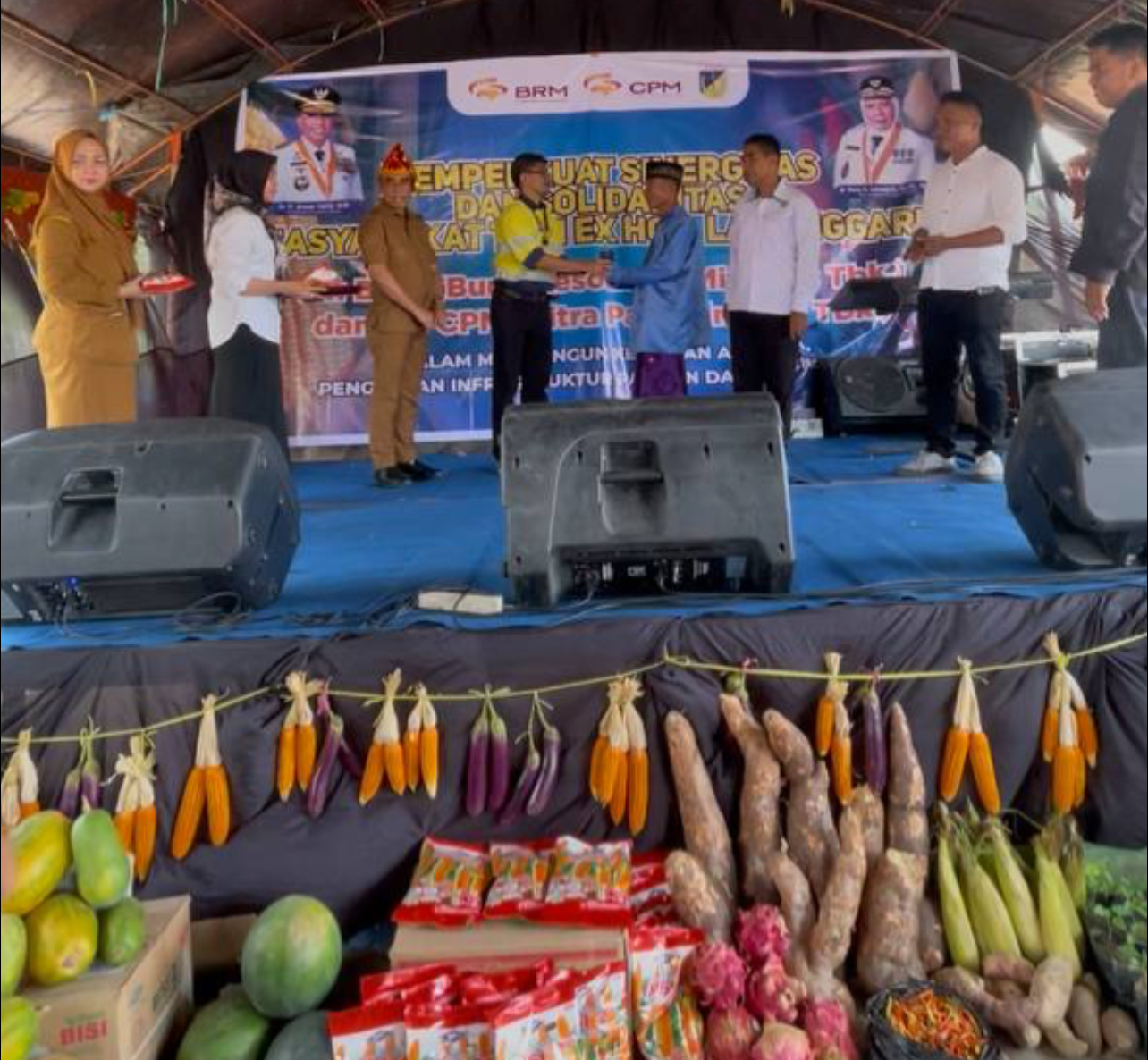 Penyerahan secara simbolis bantuan bibit pertanian kepada sejumlah warga yang ada dilingkar tambang, Senin (20/10)