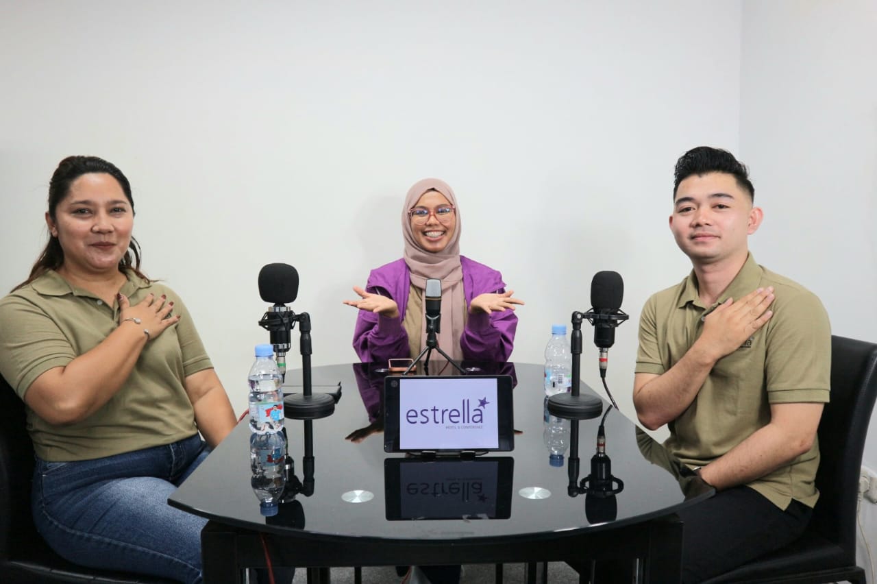 JADI PILIHAN WISATAWAN : Sales Manager Estrella Hotel, Yolanda (kiri) dan Sales Eksekutif Estrella Hotel, Yudhi (kanan) di Podcast Radar Palu, beberapa waktu lalu.