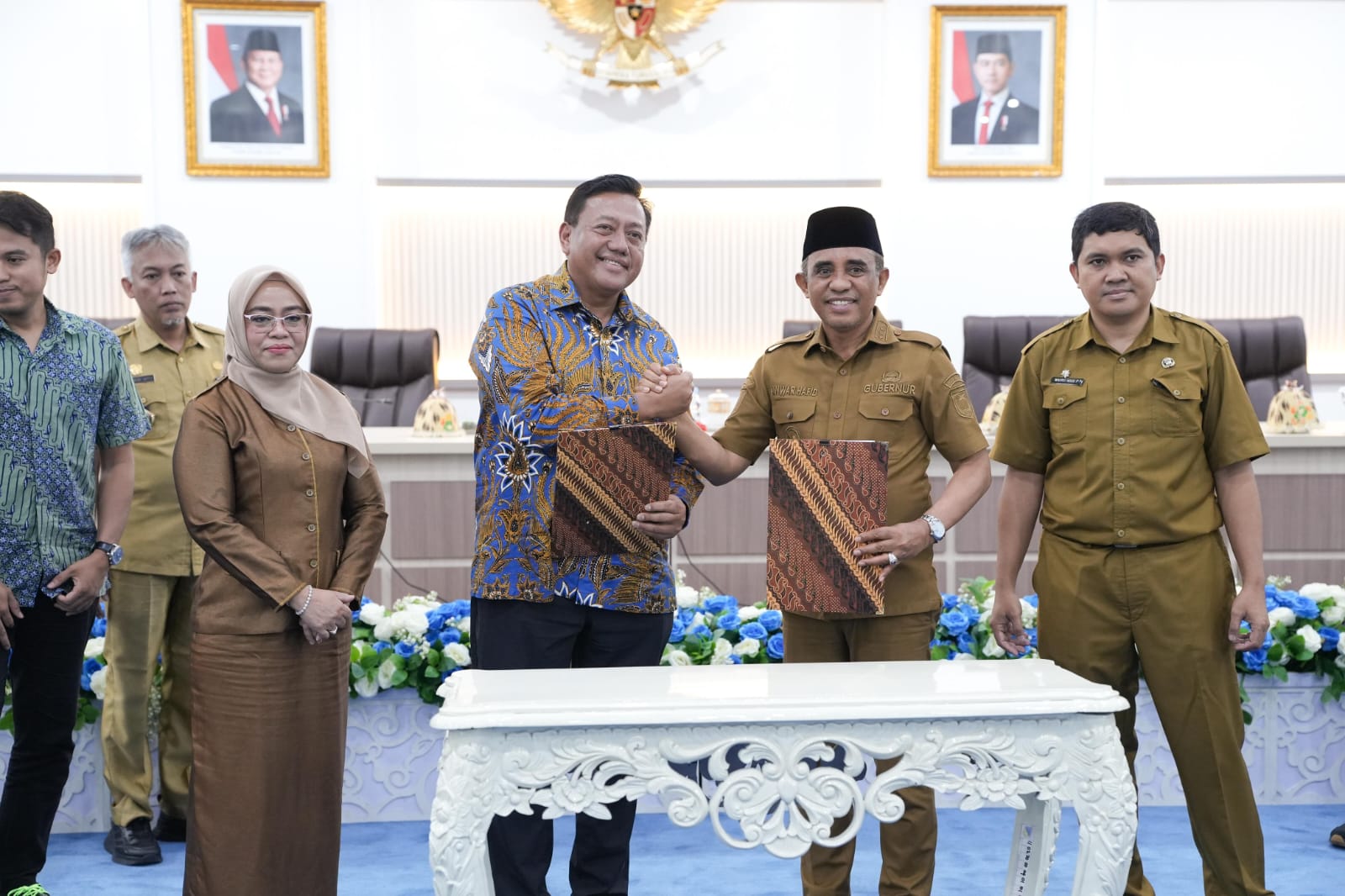 Gubernur Sulawesi Tengah Anwar Hafid menandatangani kerja sama transformasi digital dengan Telkomsat, di Palu, Selasa (21/10/2025).