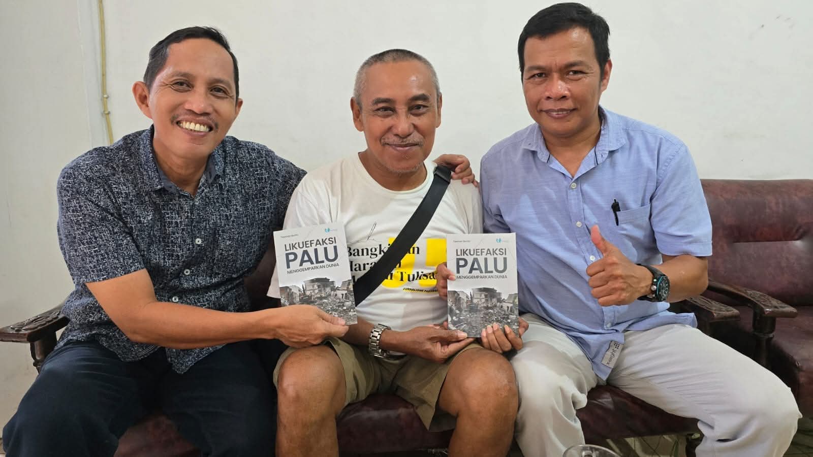 MENYIKAPI : Waket Hukum dan Pembelaan Warrtawan PWI Sulteng, Udin Salim (kiri), bersama kawan.(FOTO : ISTIMEWA/RADAR PALU).