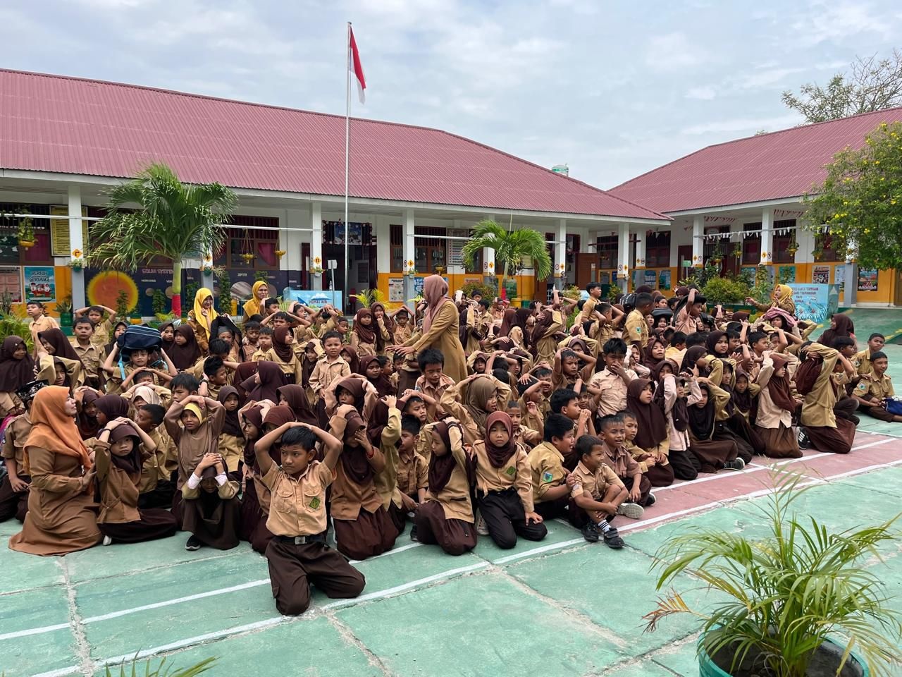 SIMULASI DINI : SD Negeri Lasoani menggandeng Disdikbud Kota Palu, BPBD Sulteng dan Damkarmat Kota Palu gelar simulasi kebencanaan.