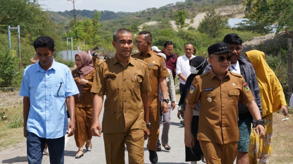 TINJAU : Wali Kota Palu saat meninjau jembatan penyeberangan sementara di Kelurahan Layana, Selasa (21/10/2025).