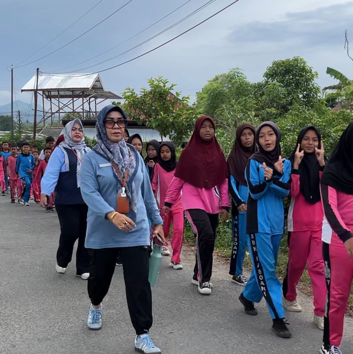 NILAI KESEHATAN : Suasana jalan santai dan membersihkan sampah plastik yang diikuti ratusan siswa SDN Lasoani, Kamis pagi (23/10/2025).