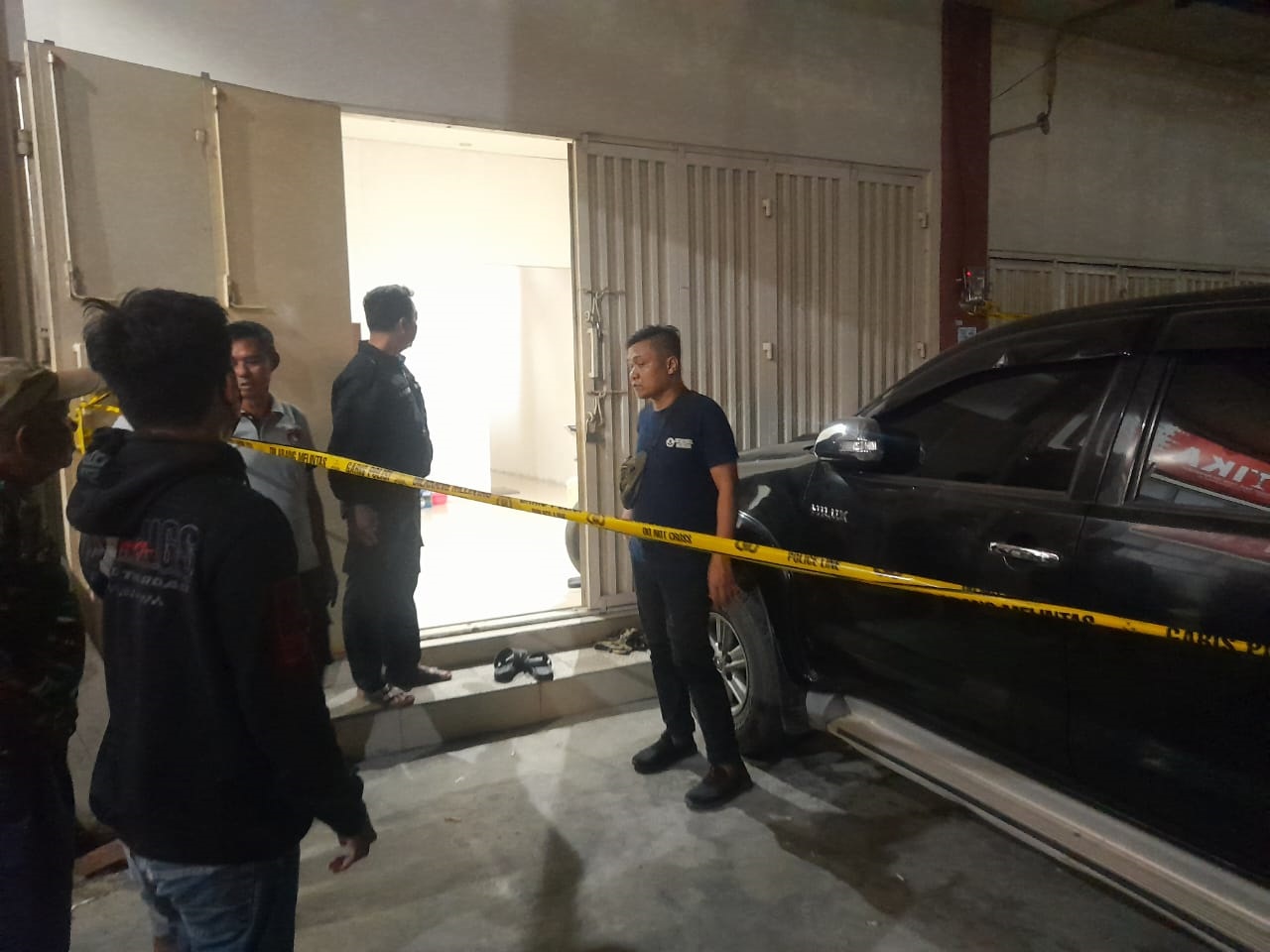 OLAH TKP: Aparat kepolisian Sektor (Polsek) Palu Selatan dan Polresta Palu saat melakukan olah TKP dugaan pembunuhan di Palupi.