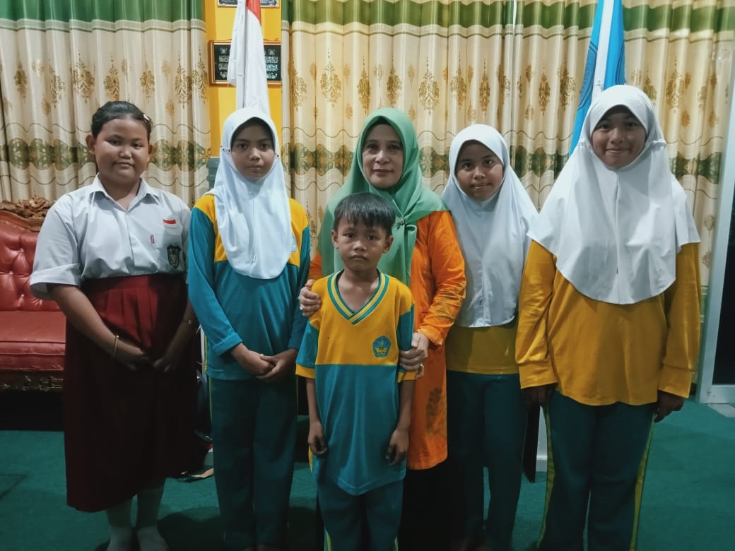 BERPRESTASI: Potret Kepala SD Negeri 25 Palu, Zulmin  bersama para siswa berprestasi.