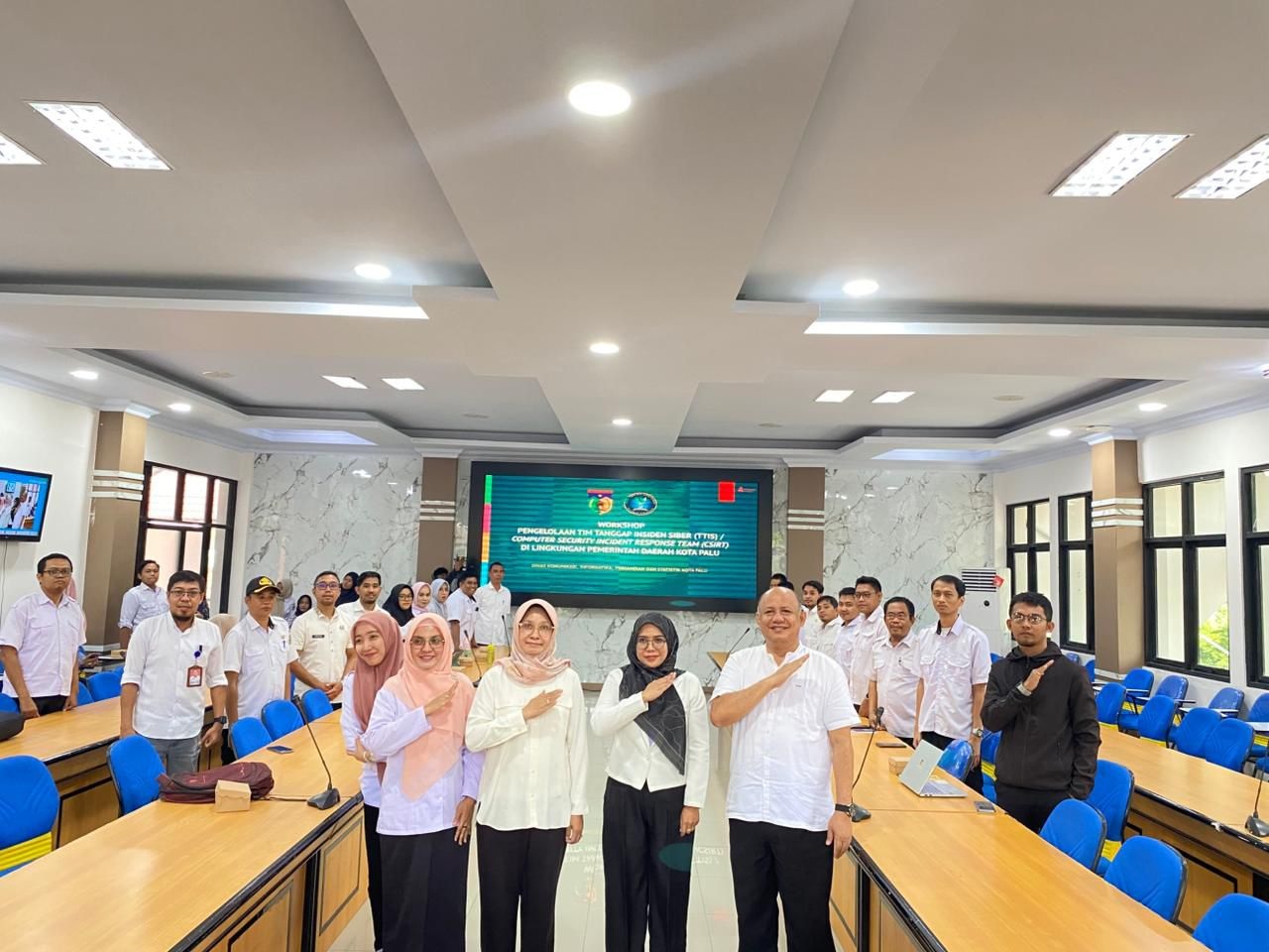 PERLINDUNGAN DATA DIGITAL: Narasumber dan peserta  Workshop Keamanan Siber berfoto bersama di Ruang Rapat Bantaya, Kantor Wali Kota Palu pada Rabu (22/10/2025).