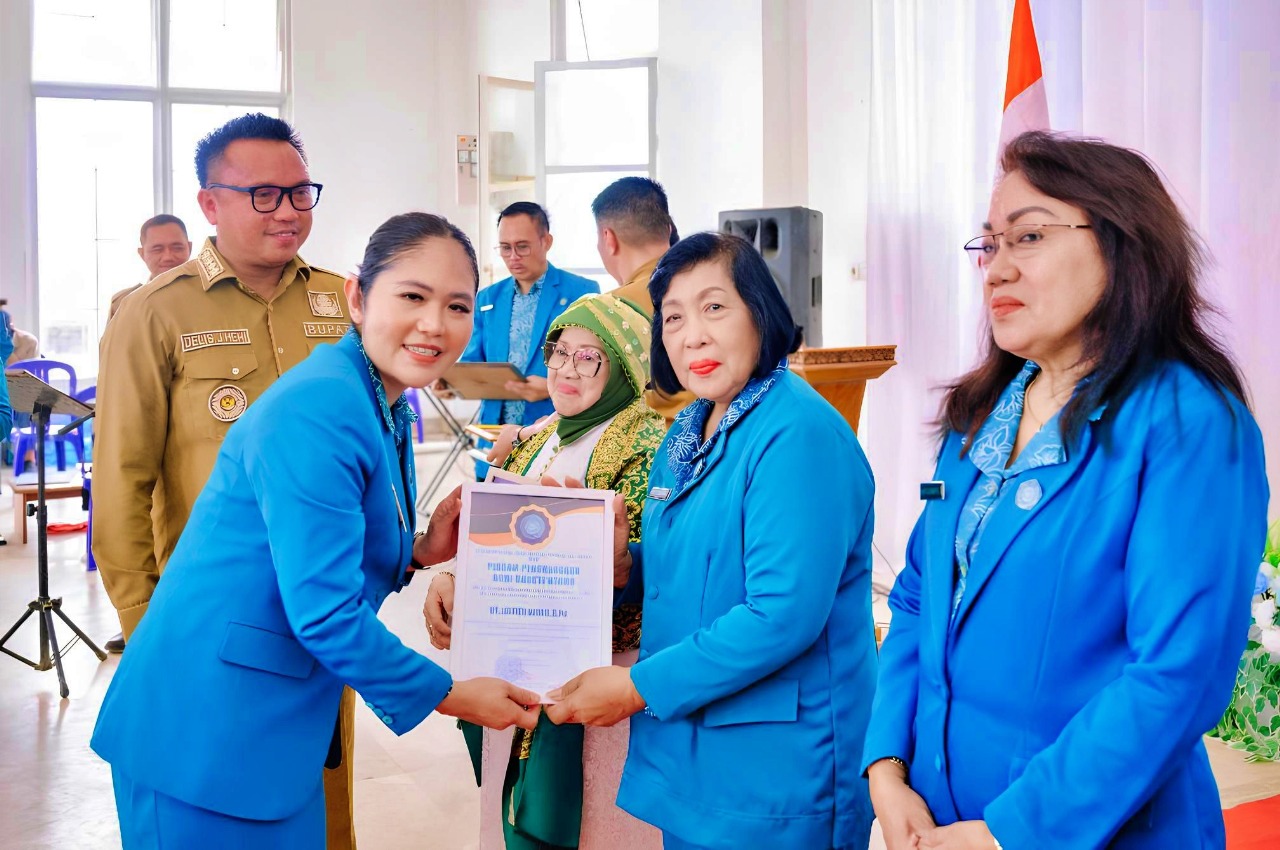 PENGHARGAAN : Bupati Morut Delis Julkarson Hehi bersama Ketua TP PKK Febriyanthi Hongkiriwang, menyerahkan penghargaan Adhi Bakti Utama kepada 13 kader PKK, Senin (20/10/2025).(FOTO: ISTIMEWA/RADAR PA