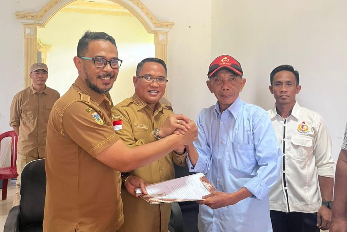 MENDAFTAR : Samuel Pongi saat mendafatra menjadi caklon Ketum KONI Sigi, Senin (20/10/2025).(FOTO: ANGEL SUMBARA/RADAR PALU).