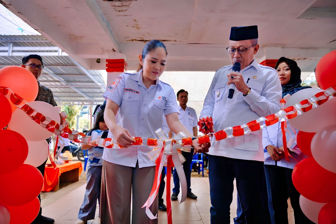 DIRESMIKAN : Ketua PMI Morut, Febriyanthi Hongkiriwang, mendampingi Wabup H. Djira Kendjo meresmikan UDD PMI Morut, Rabu (22/10/2025).(FOTO: ISTIMEWA/RADAr PALU).