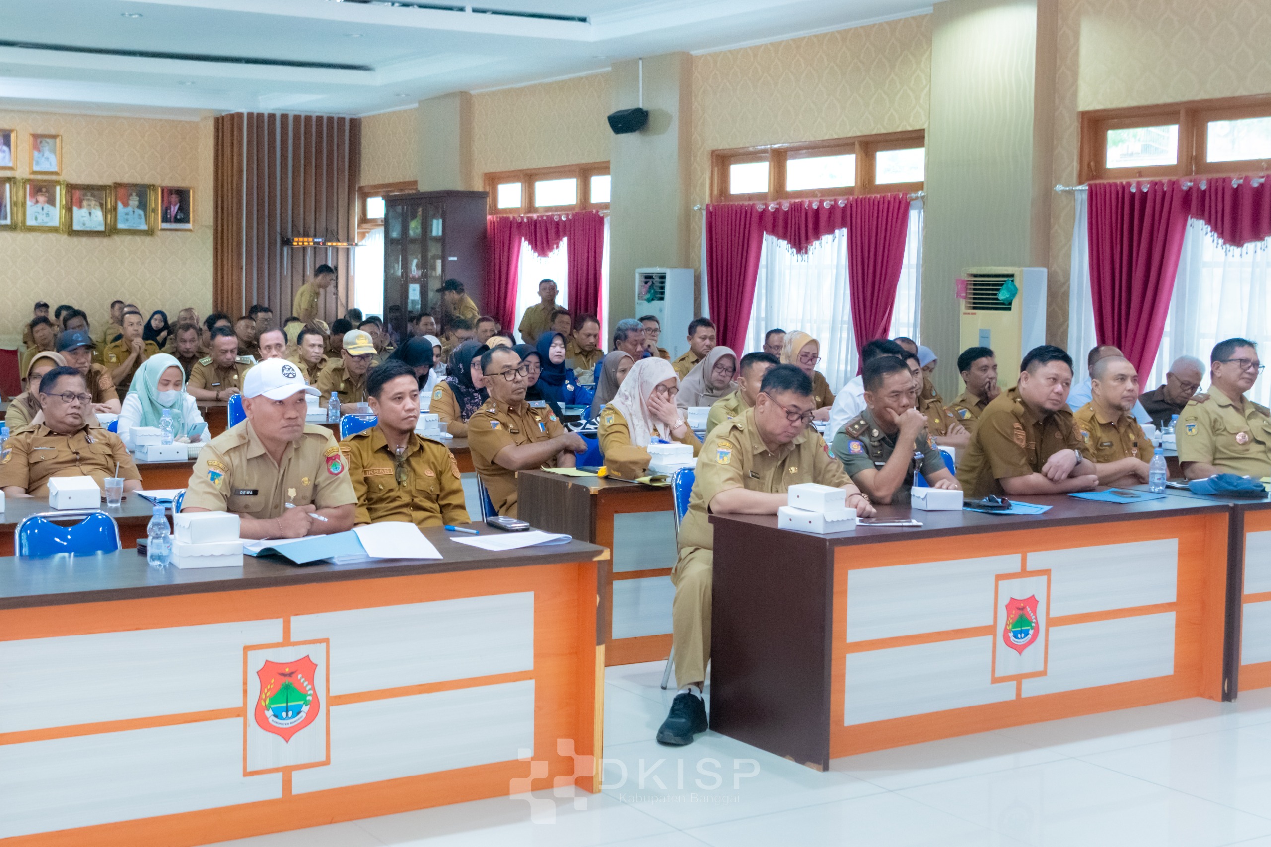 RAPAT : Bupati Banggai, Amirudin Tamoreka, memimpin jalannya rapat evaluasi APBD 2025 Triwulan III, Selasa (21/10/2025).(FOTO: NENDRA PRASETYA/RADAR PALU).