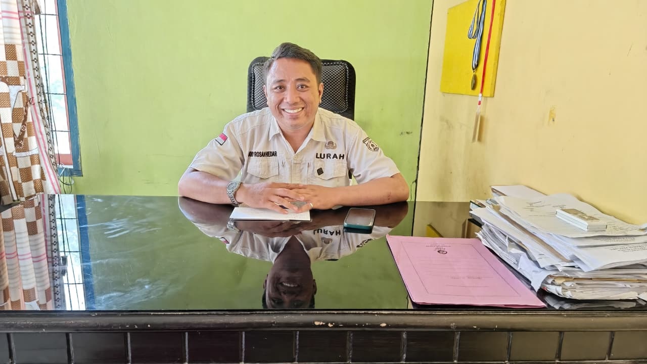 SUKSES HIMPUN DANA KEBERSIHAN: Lurah Pengawu, Bobi Rosan Hedar sukses menjalankan program kebersihan. Pihaknya sukses menghimpun dana kebersihan hingga tembus ratusan juta rupiah.