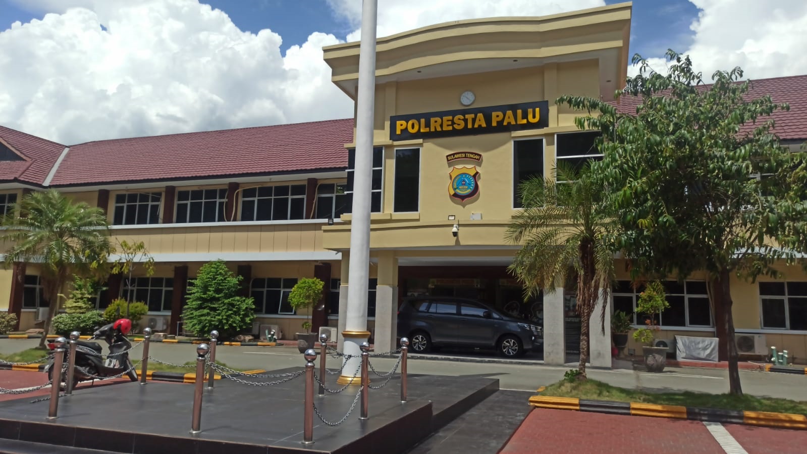 KASUS ASUSILA : Tampak depan kantor Polresta Palu. Institusi ini diminta agar serius melakukan penyelidikan terhadap kasus dugaan asusila terhadap anak disabilitas.
