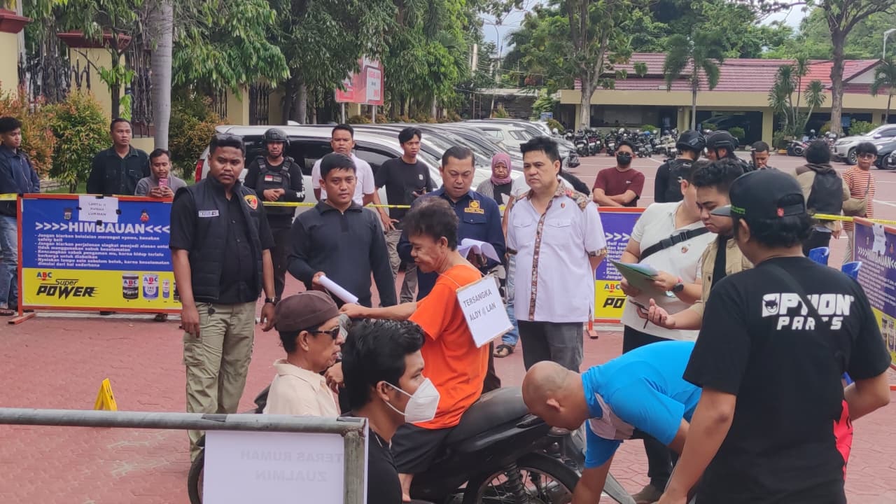 REKONTRUKSI : Satreskrim Polresta Palu saat menghadirkan tersangka kasus pembunuhan untuk menjalani rekontruksi di Jalan Hang Tuah Bukit Sofa pada Kamis (23/10/2025).