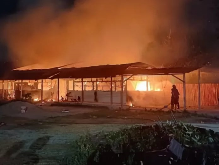 MEMBARA: Petugas Damkarmat kota Palu saat melakukan pemadaman Kafe Kebun Kopi di Palu Barat pada Selasa malam (21/10/2025).